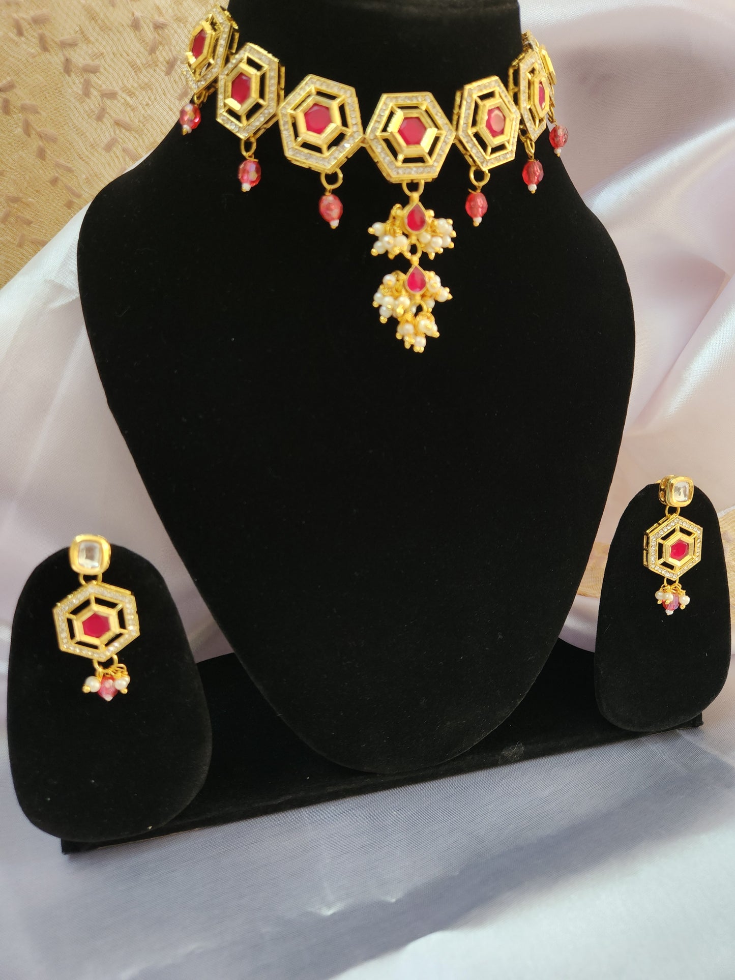 Hexagon shaped kundan necklace