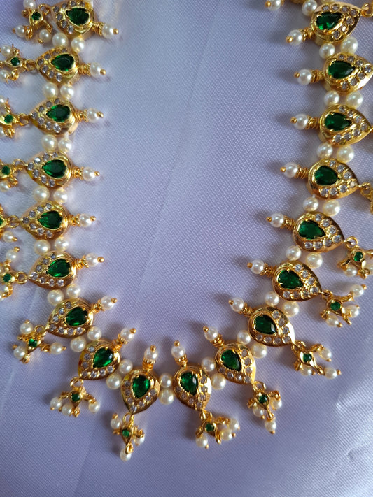 Green chinchpeti necklace