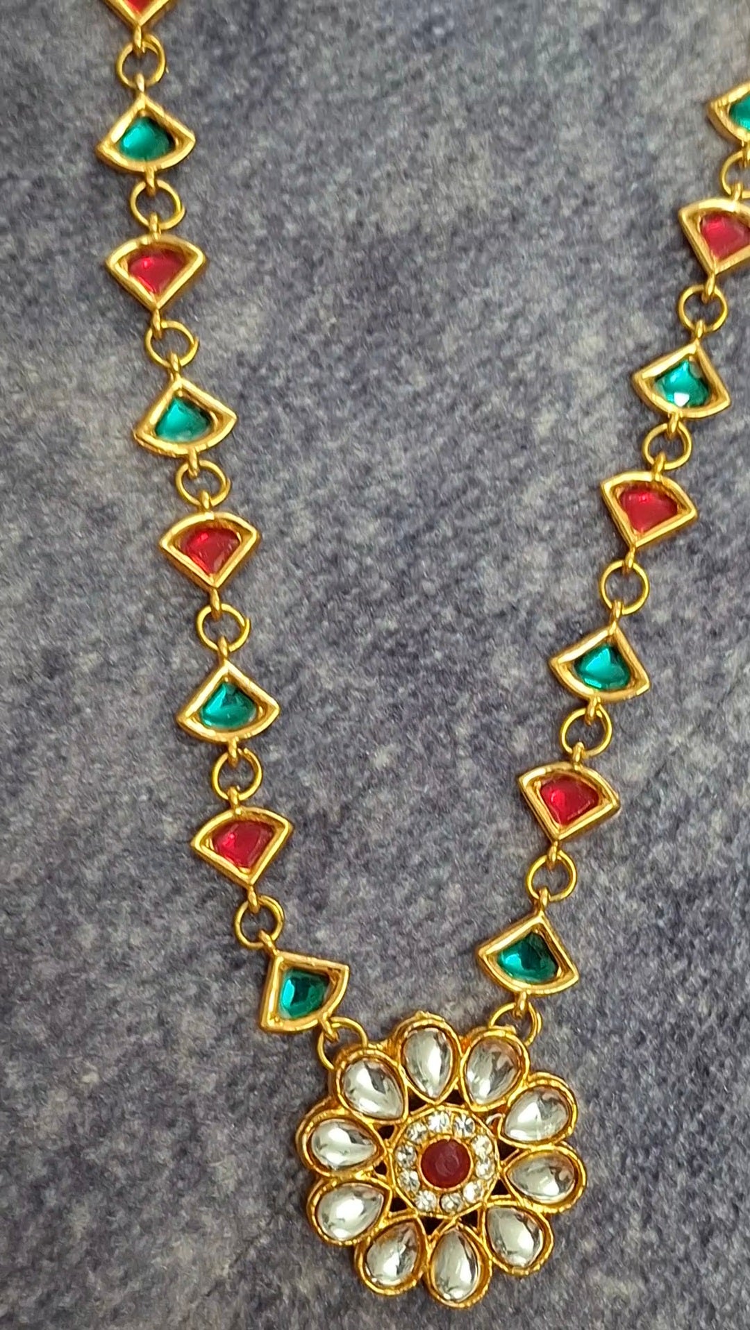 Triangle kundan choker